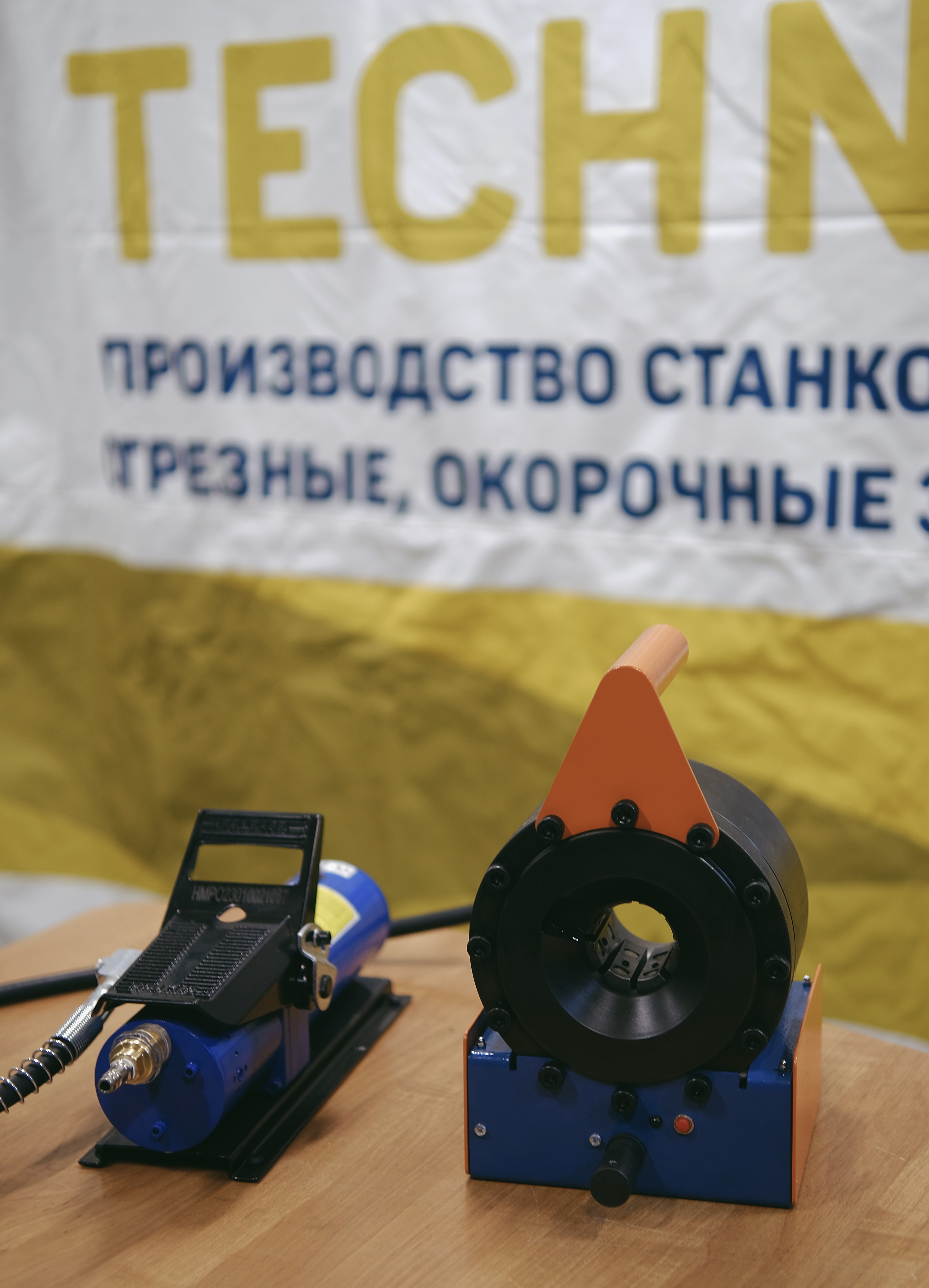 Мобильный ручной обжимной станок РВД до 1 дюйма (25 мм) ножной насос