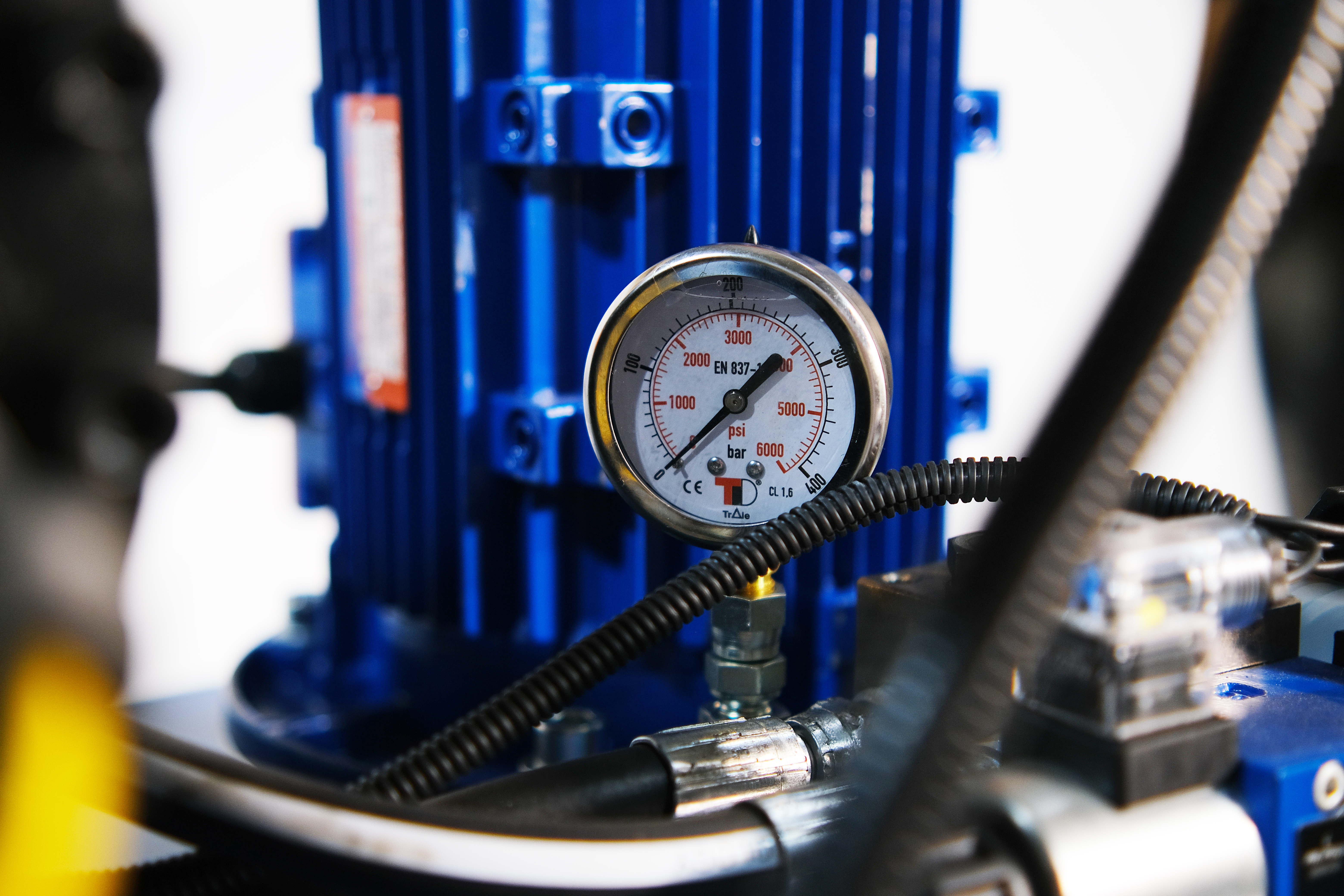 Манометр гидравлического давления станка РВД